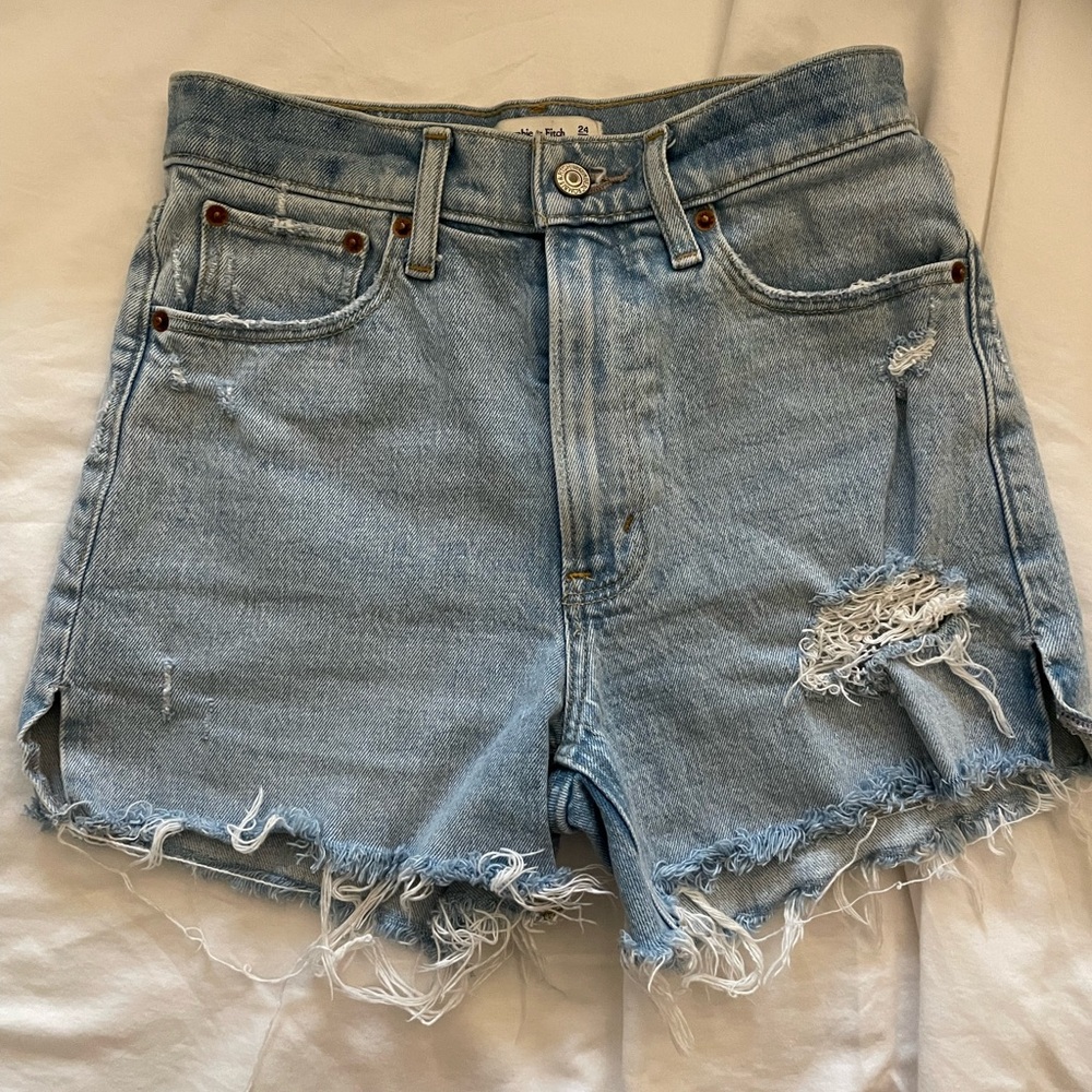 Abercombie 4 inch Mom Short - SIZE 24